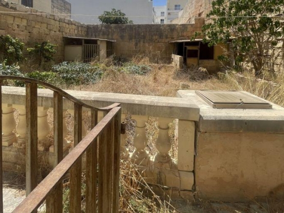 Luqa, Townhouse with a Garden & a Street Level Garage